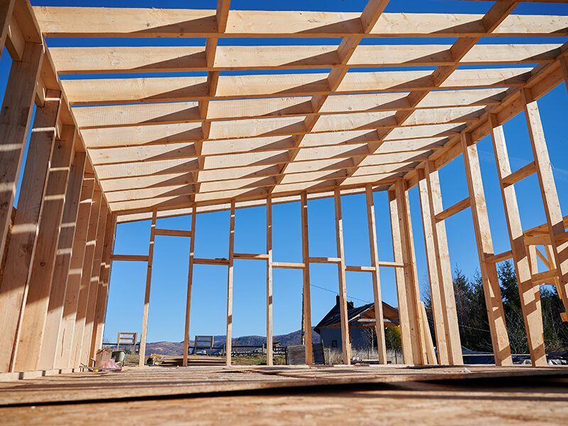 Découvrez la durée de vie d'une maison ossature bois et les clés pour maximiser sa longévité avec SFCI Charpentes.