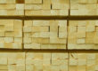 Quels sont les traitements indispensables pour protéger une charpente en bois ? Le bois est un matériau noble et apprécié pour la construction des charpentes. Cependant, il reste vulnérable face à des menaces telles que les insectes xylophages, comme les termites, et les champignons lignivores, responsables de la pourriture. Ces agents peuvent affaiblir la structure et compromettre la sécurité de l’ensemble du bâtiment. Pour préserver votre charpente et garantir sa durabilité, il est essentiel d’appliquer des traitements spécifiques. Dans cet article, nous explorons les traitements indispensables pour protéger une charpente en bois et assurer la pérennité de votre maison.