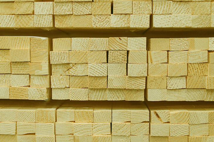sfci-charpentes-traitements-charpente-en-bois Quels sont les traitements indispensables pour protéger une charpente en bois ? Le bois est un matériau noble et apprécié pour la construction des charpentes. Cependant, il reste vulnérable face à des menaces telles que les insectes xylophages, comme les termites, et les champignons lignivores, responsables de la pourriture. Ces agents peuvent affaiblir la structure et compromettre la sécurité de l’ensemble du bâtiment. Pour préserver votre charpente et garantir sa durabilité, il est essentiel d’appliquer des traitements spécifiques. Dans cet article, nous explorons les traitements indispensables pour protéger une charpente en bois et assurer la pérennité de votre maison.