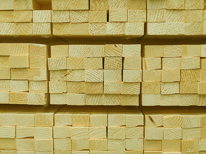 sfci-charpentes-traitements-charpente-en-bois Quels sont les traitements indispensables pour protéger une charpente en bois ? Le bois est un matériau noble et apprécié pour la construction des charpentes. Cependant, il reste vulnérable face à des menaces telles que les insectes xylophages, comme les termites, et les champignons lignivores, responsables de la pourriture. Ces agents peuvent affaiblir la structure et compromettre la sécurité de l’ensemble du bâtiment. Pour préserver votre charpente et garantir sa durabilité, il est essentiel d’appliquer des traitements spécifiques. Dans cet article, nous explorons les traitements indispensables pour protéger une charpente en bois et assurer la pérennité de votre maison.