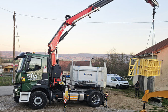 Livraison d’une charpente : organisation logistique avec camions adaptés et équipe dédiée chez SFCI Charpentes