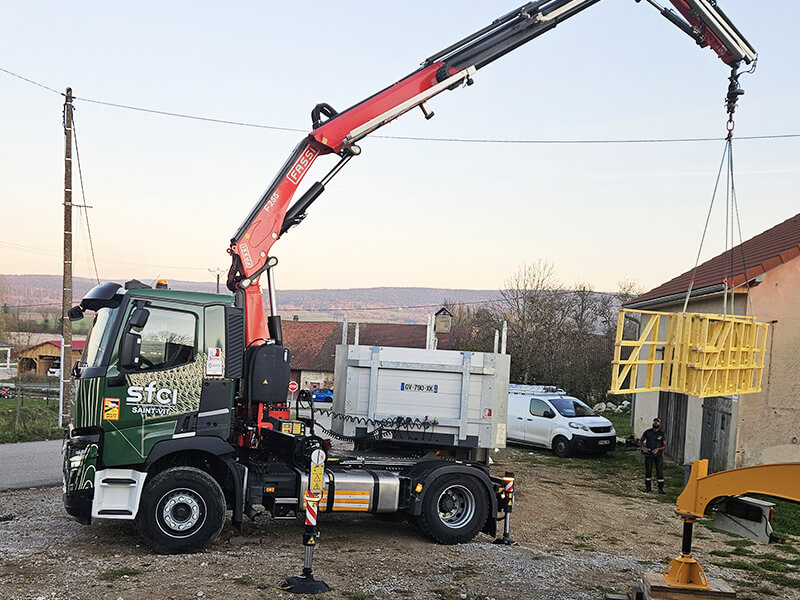 sfci-charpentes-livraison-camion Livraison d’une charpente : organisation logistique avec camions adaptés et équipe dédiée chez SFCI Charpentes
